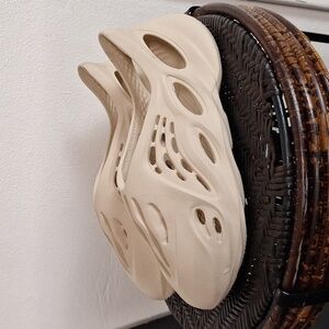 Foam Runners Euro Men Size 43 US 9